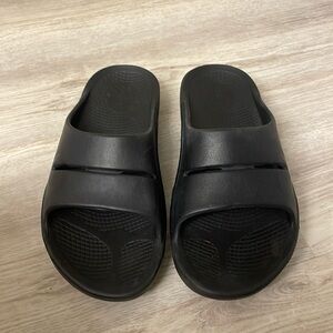 OOFOS Women’s slides, size 9